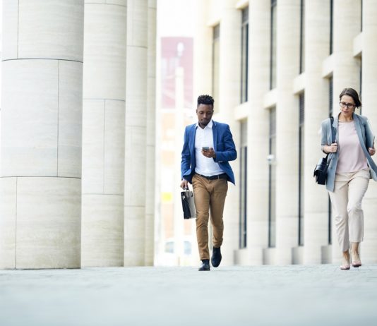 Terburu-Buru Datang Ke Kantor? Ada Aplikasi Absensi Tidak Perlu Takut Antri Absensi Lagi.