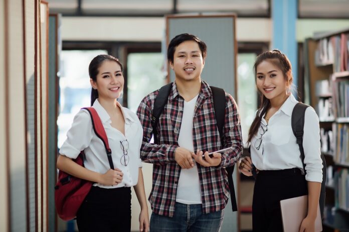 Kuliah Sambil Kerja Ketahui Plus Minusnya